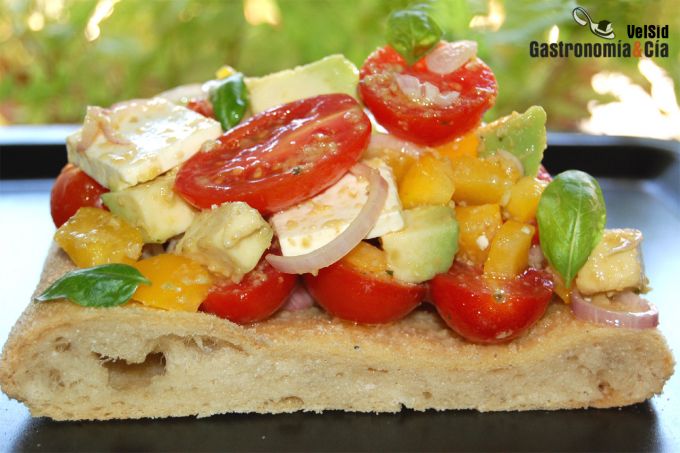 Coca de tomate cherry, aguacate y queso