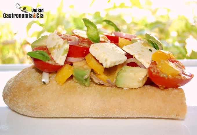 Coca de tomate cherry, aguacate y queso