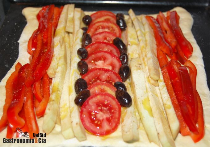 Coca de verduras con gouda de cominos