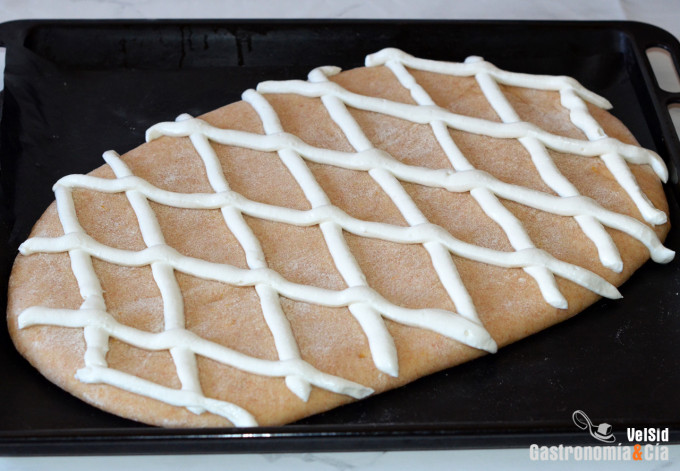 Coca de San Juan de espelta requesón y piñones