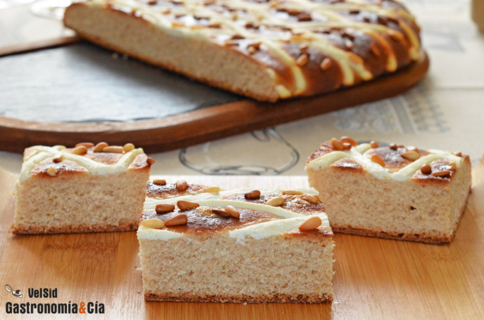 Coca de San Juan de espelta requesón y piñones