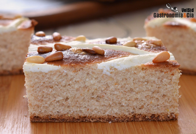 Coca de San Juan de espelta requesón y piñones