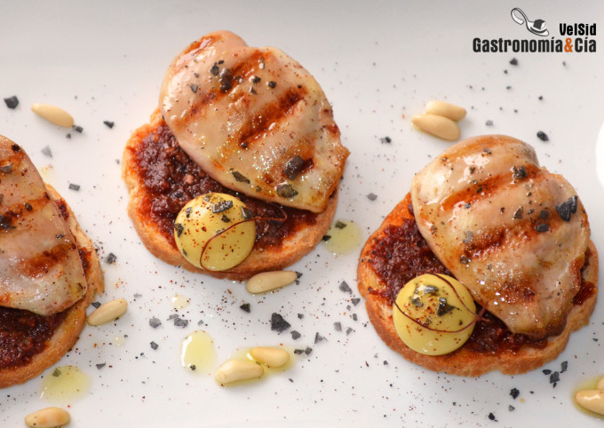 Pechuguita de codorniz con paté de tomate seco y aceitu
