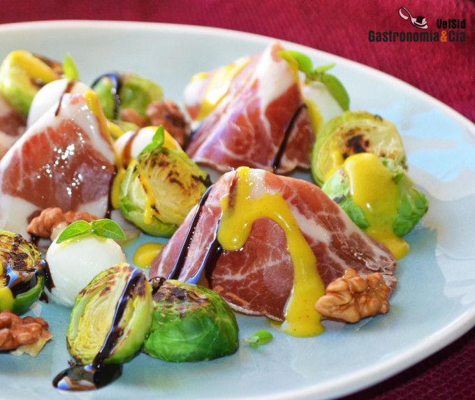 Coles de Bruselas salteadas con coppa y mozzarella