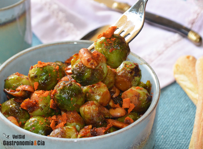 Coles de Bruselas con salsa tamari, curry, coco y cacah