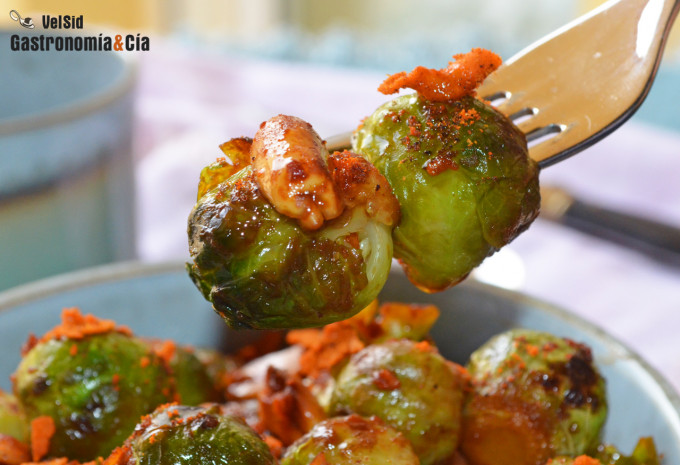 Coles de Bruselas con salsa tamari, curry, coco y cacah