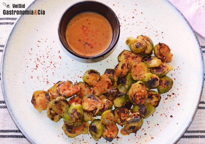 Coles de Bruselas salteadas con vinagreta de mostaza y