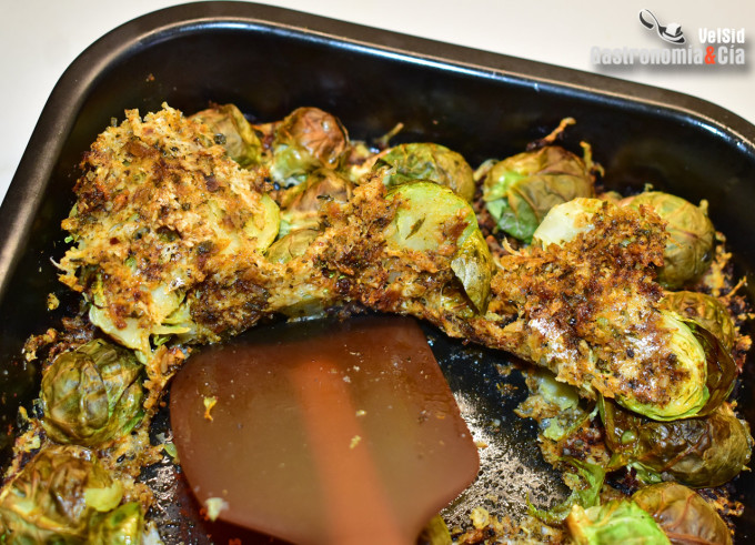 Coles de Bruselas crujientes con parmesano