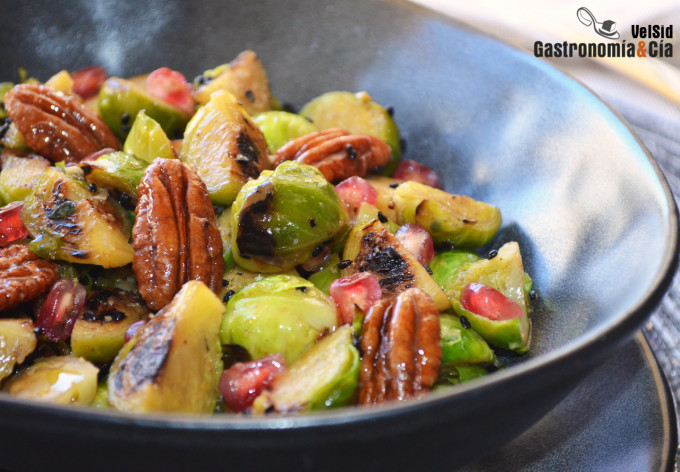 Coles de Bruselas con granada y nueces para una vistosa