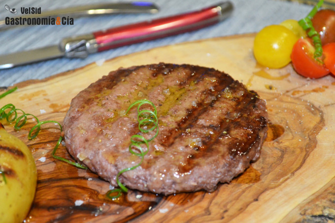 Hamburguesa de wagyu con patatas a la parrilla