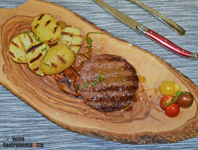 Hamburguesa de wagyu con patatas a la parrilla