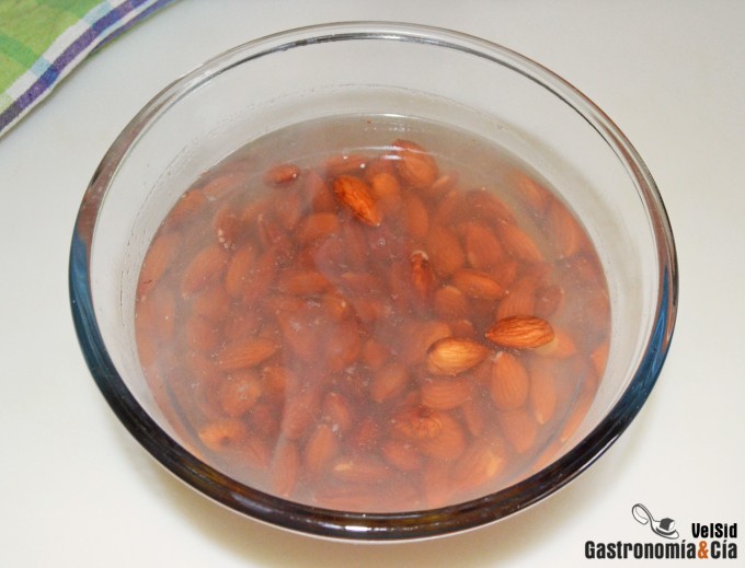 Pelar almendras frescas