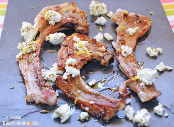 Costillas de cordero con queso feta y limón