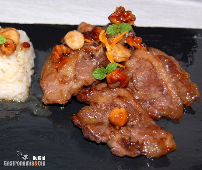 Cordero lechal a la naranja con frutos secos