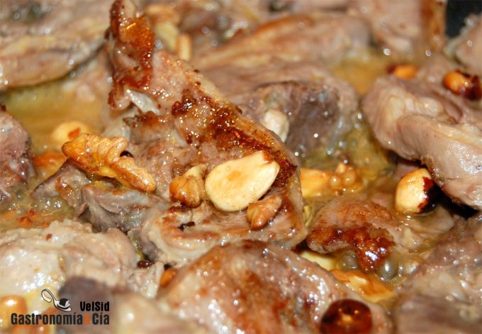 Cordero lechal a la naranja con frutos secos