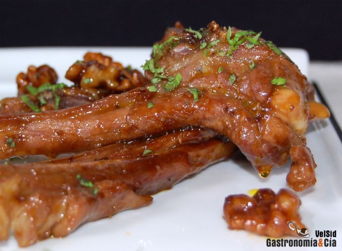 Cordero lechal a la naranja con nueces