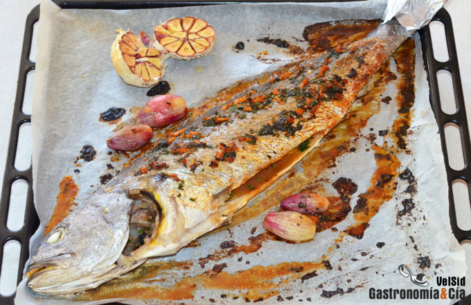 Corvina al horno con jengibre y crema de ajos confitado