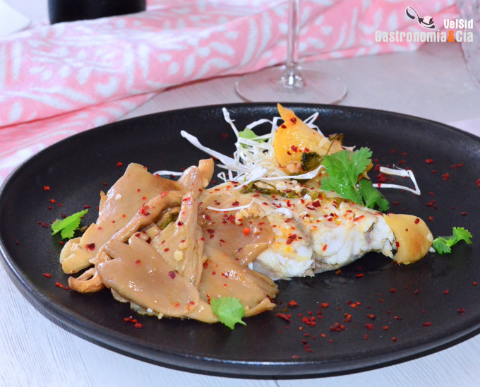 Corvina al horno con setas de ostra y limón encurtido