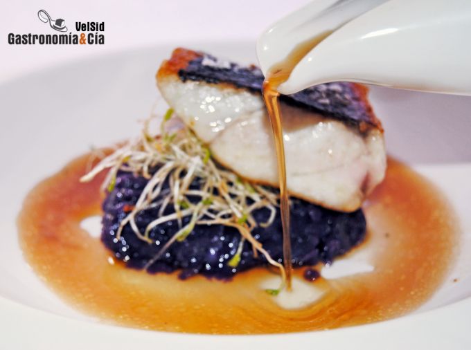 Corvina con patata violeta y caldo de chalota tostada