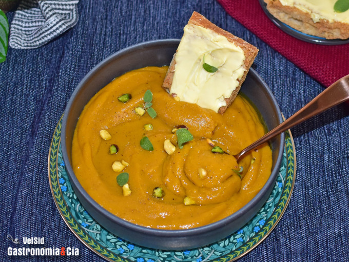 Crema de calabaza asada con miso y pistachos tostados