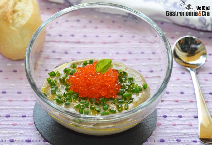 Crema de berenjena con huevas de trucha