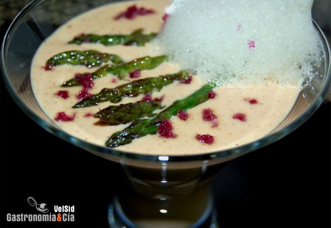 Crema de foie, espárragos y su aire ahumado