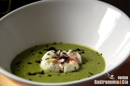 Crema de guisantes a la menta con huevo poché trufado
