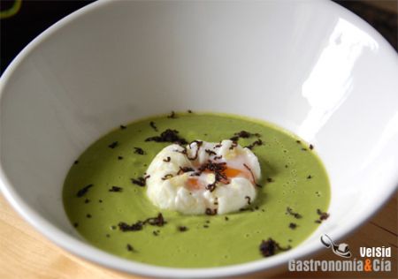 Crema de guisantes a la menta con huevo poché trufado