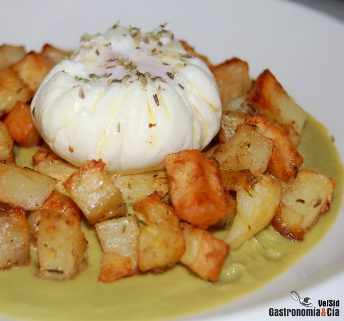 Crema de judías con patatas al horno y huevo poché