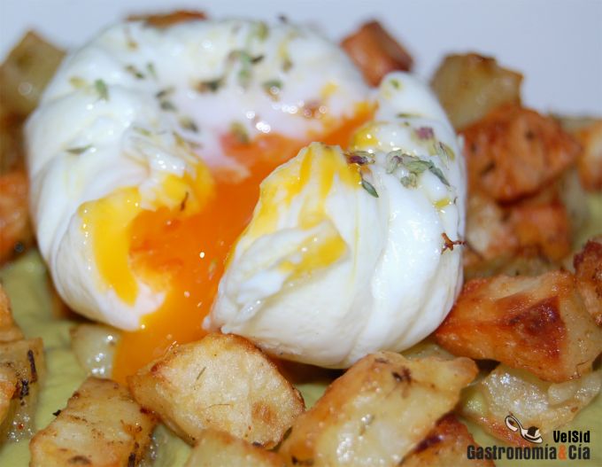 Crema de judías con patatas al horno y huevo poché