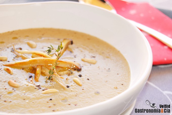 Crema de judías verdes con foie y setas de cardo