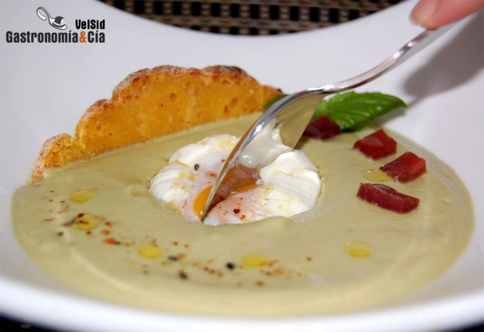 Crema de judías verdes con huevo poché