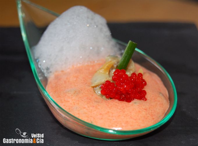 Cuchara de crema de pimiento con aire de berberechos