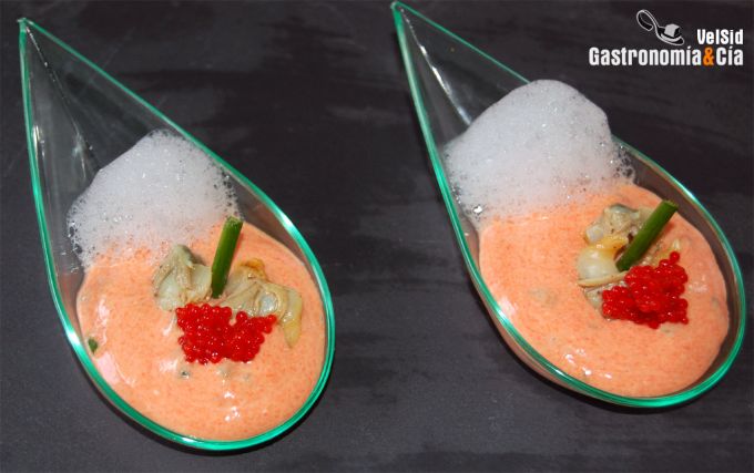 Cuchara de crema de pimiento con aire de berberechos