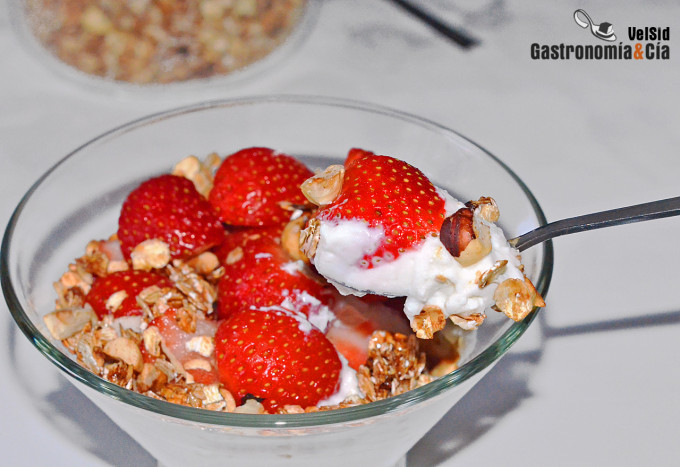 Crema de requesón, fresas y granola casera
