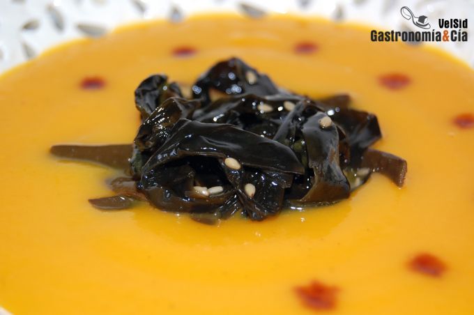 Crema de zanahoria con ensalada de algas