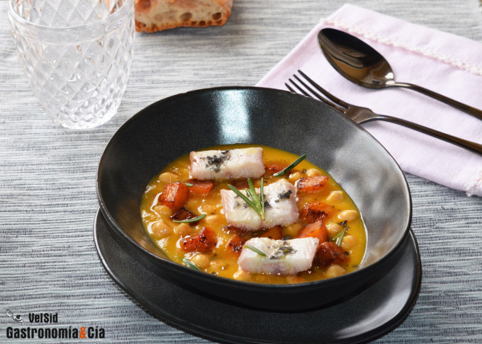 Crema de calabaza con garbanzos y anguila ahumada