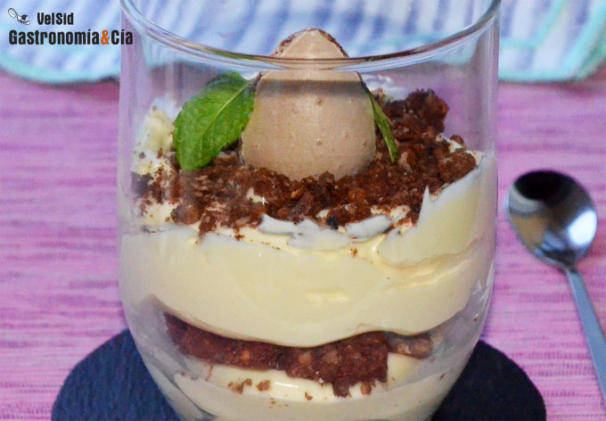 Crema de mascarpone con galleta sablé de chocolate y av