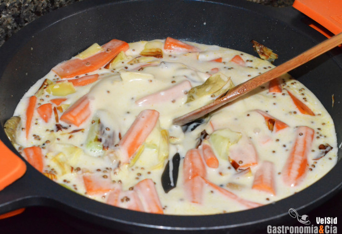 Crema de zanahoria al curry con leche de coco y tempeh 