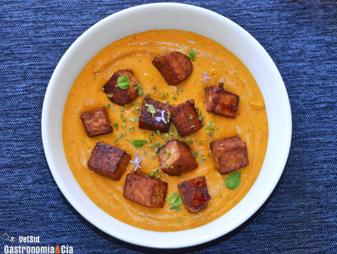Crema de zanahoria al curry con leche de coco y tempeh 