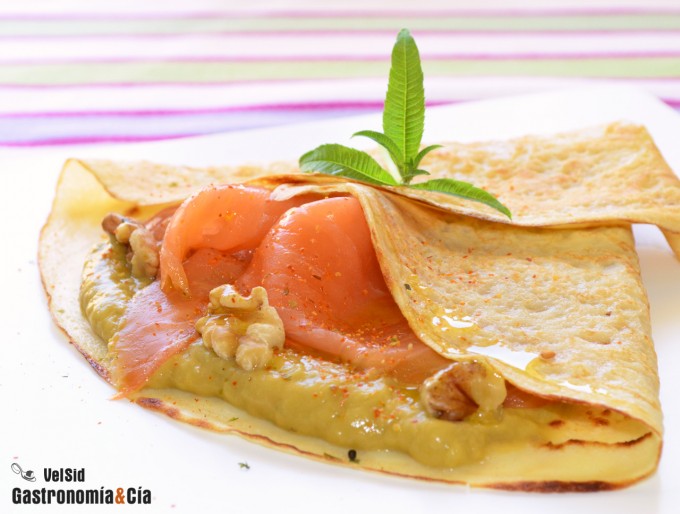 Crepes de salmón, aguacate y hierba luisa