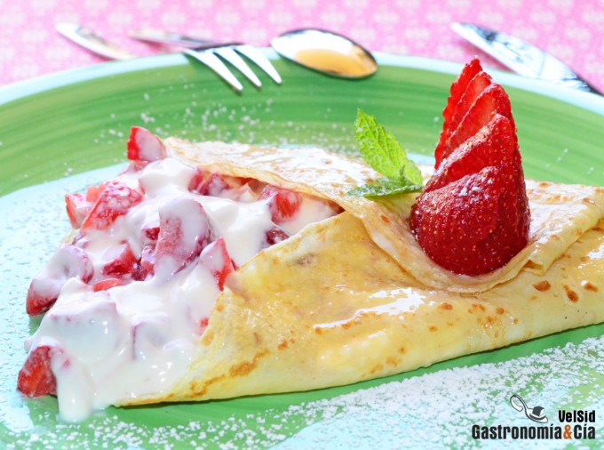 Crêpes rellenos de fresas y mascarpone