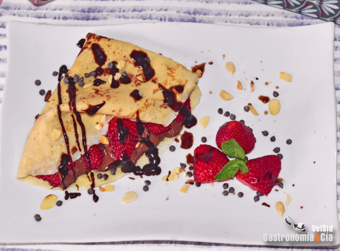 Crepes con fresas y dos chocolates