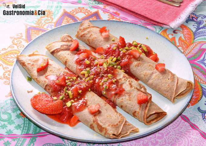 Crepes de espelta con plátano, fresas y pistachos
