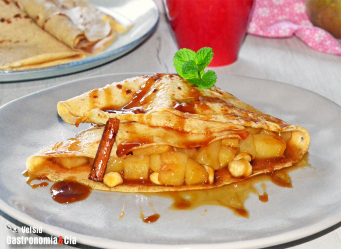Crepes con peras y jugo de mandarina