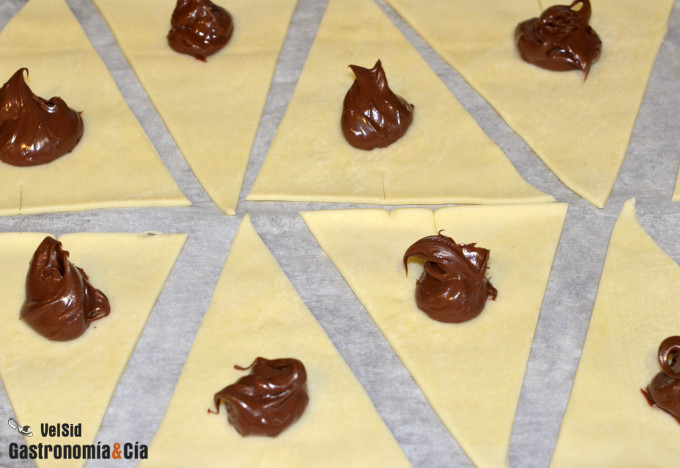 Croissants de chocolate con dos ingredientes