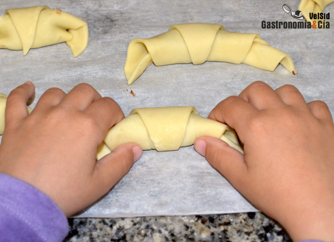 Croissants de chocolate con dos ingredientes