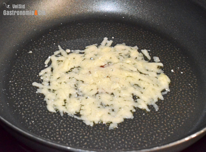 Qué es un crujiente de parmesano