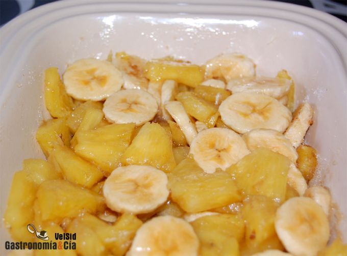 Crumble de plátano y piña