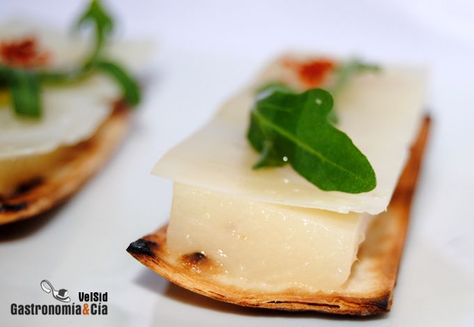 Coca de queso de oveja y cuajada de pera Sichuan